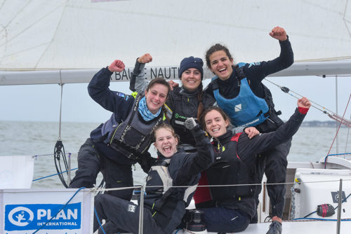 Equipage vainqueur à bord de leur J80
