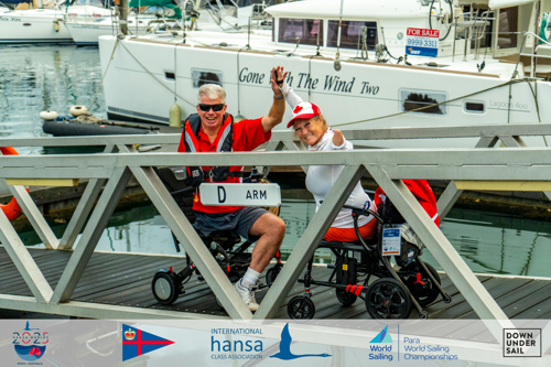 deux concurrents en fauteuil sur un ponton